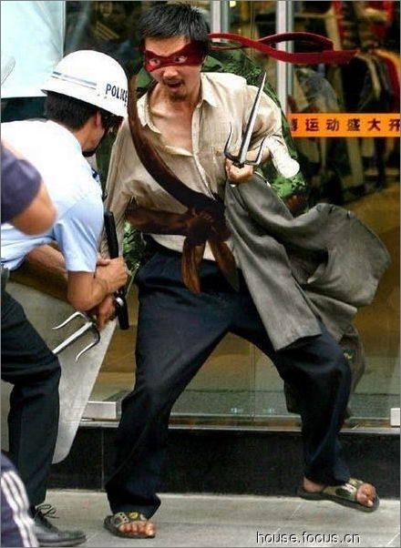 春熙路不速“刀客”照遭網(wǎng)友PS圖1